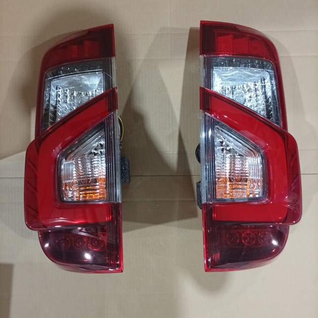 FARO TRASERO NP300 2015-2024