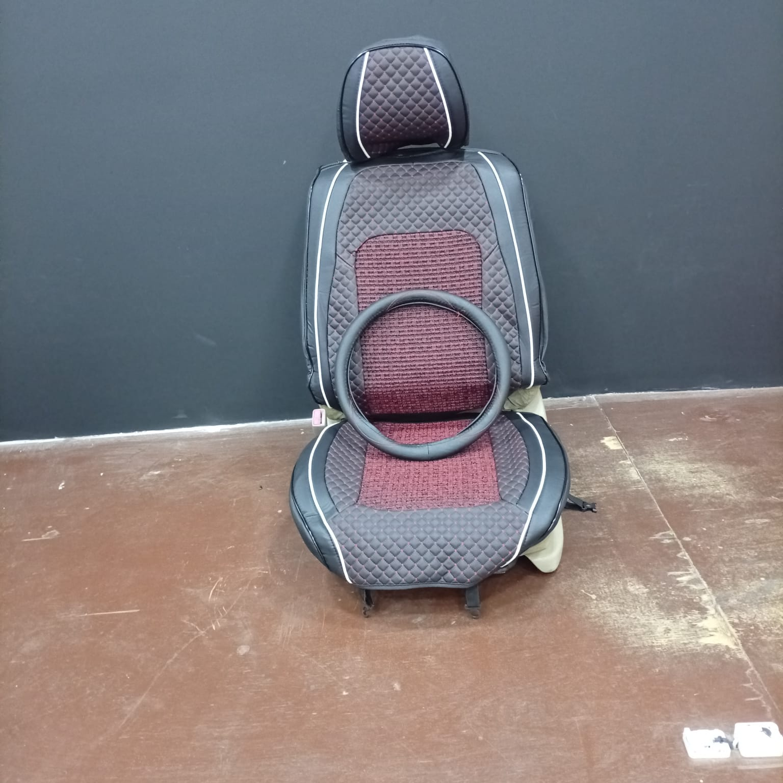 CUBRE ASIENTO black red line