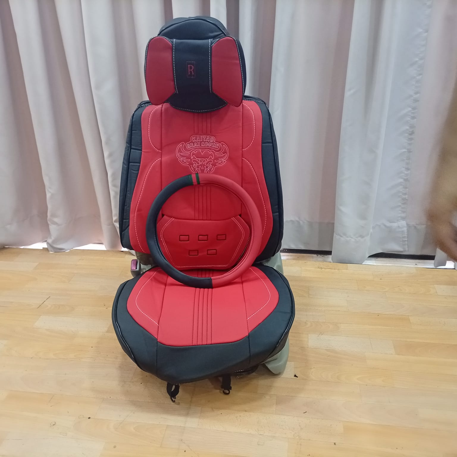 CUBRE ASIENTO black /red