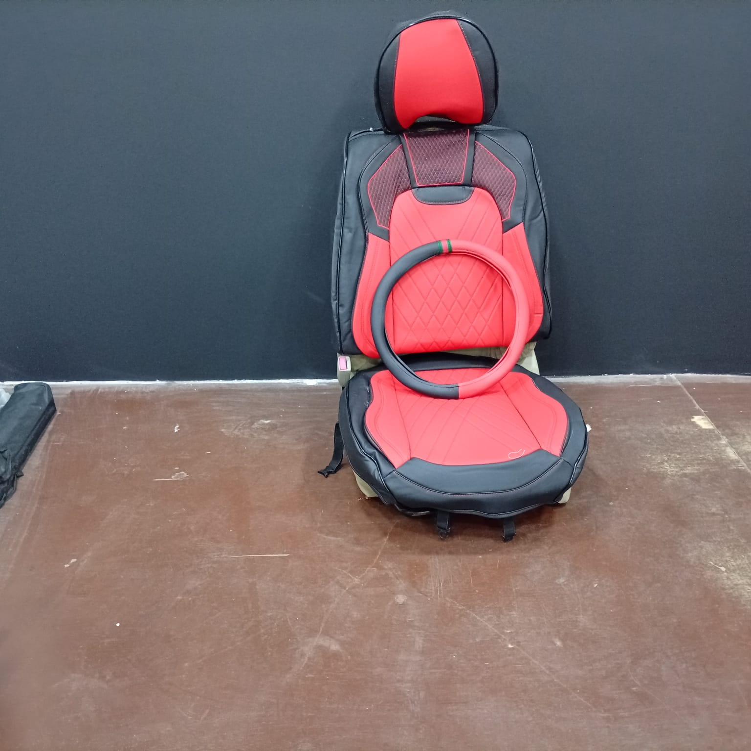 CUBRE ASIENTO black /red