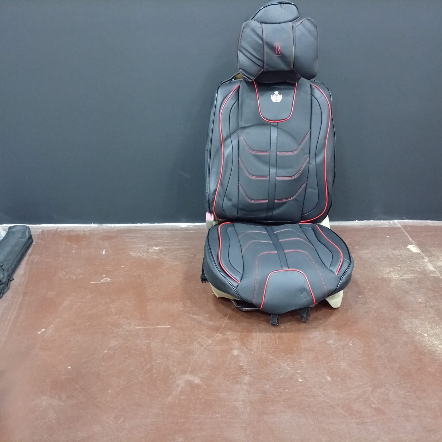 CUBRE ASIENTO black red line