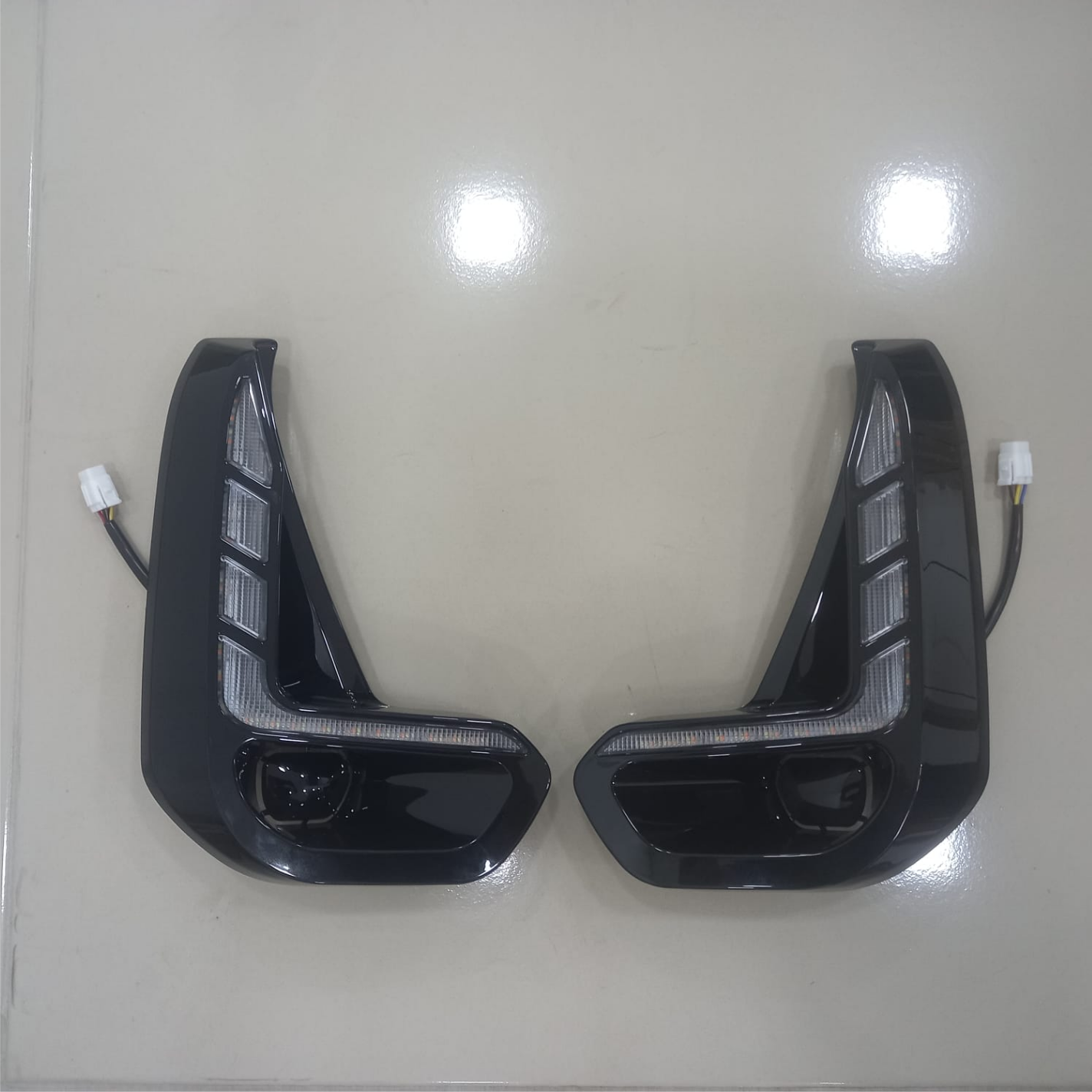 BUSCA HUELLA LED HILUX 2023/24