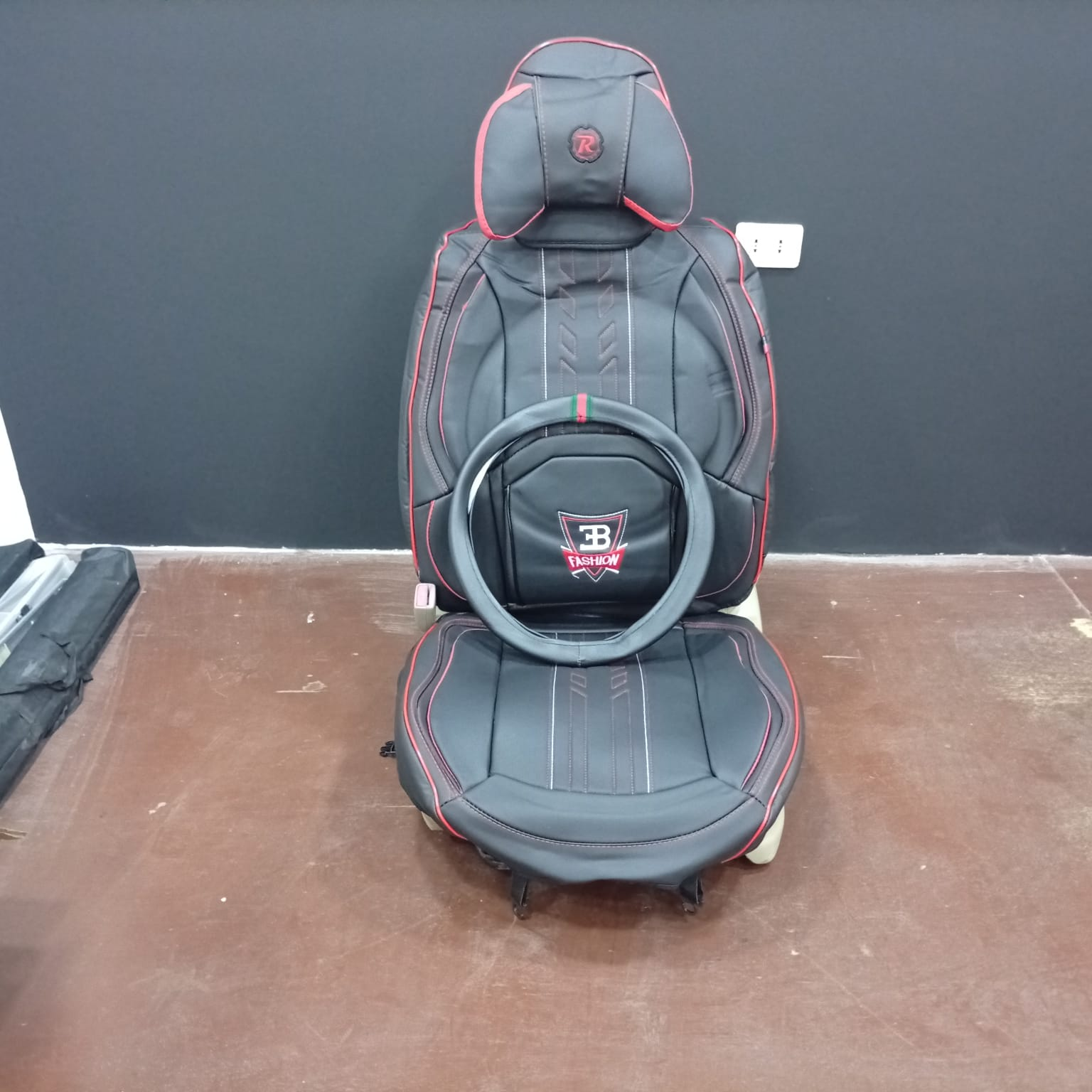 CUBRE ASIENTO black red line